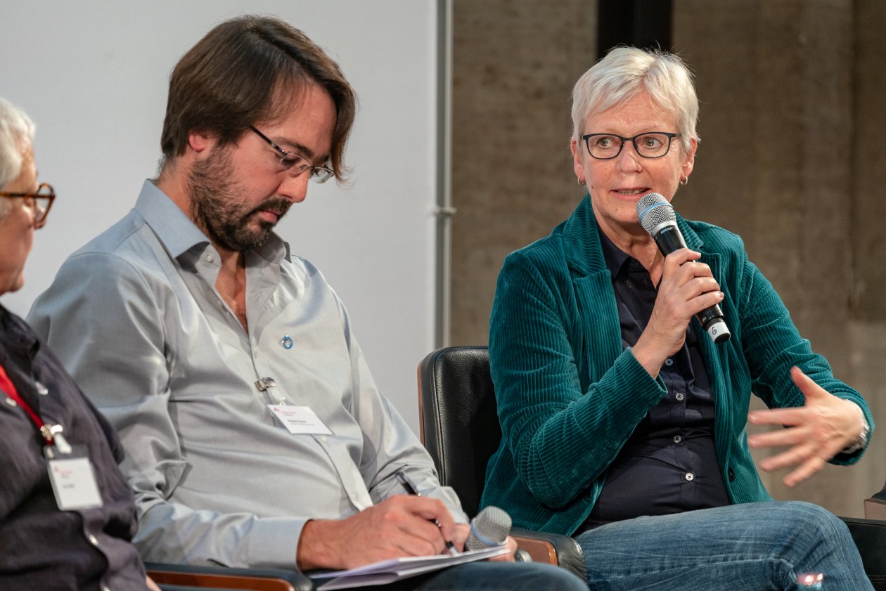 Maria Klein-Schmeink, MdB diskutiert beim 3. Podium