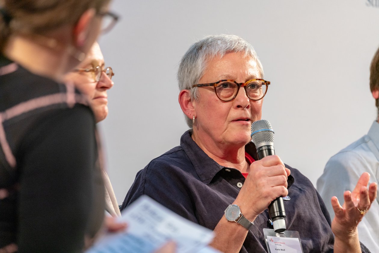 Karin Wolf auf dem Podium