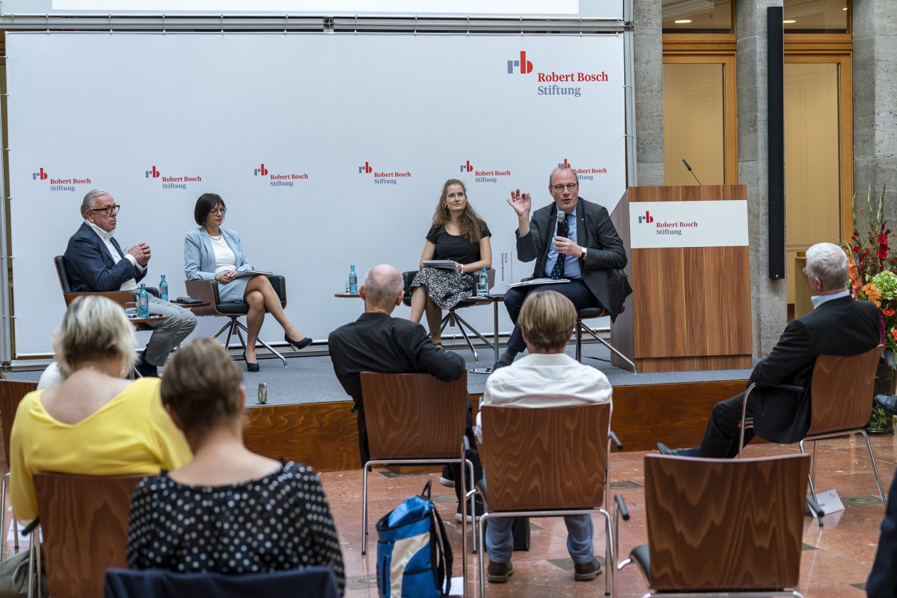 Redner und Rednerinnen auf dem Podium