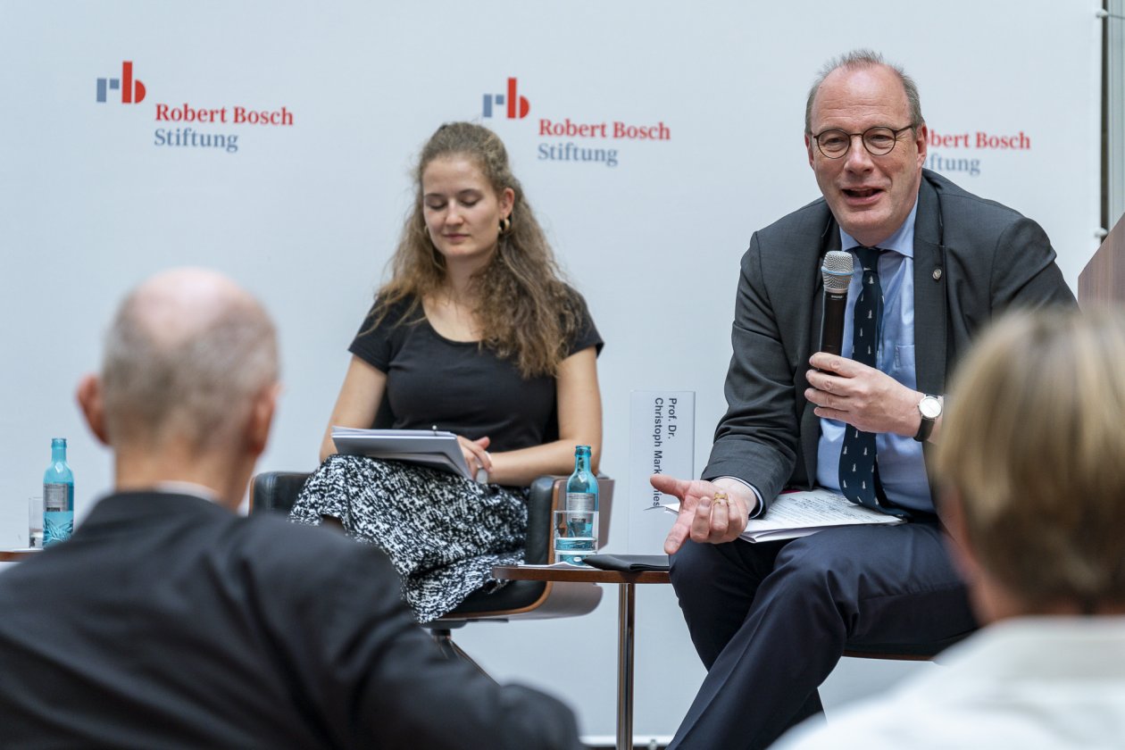 Redner und Rednerinnen auf dem Podium