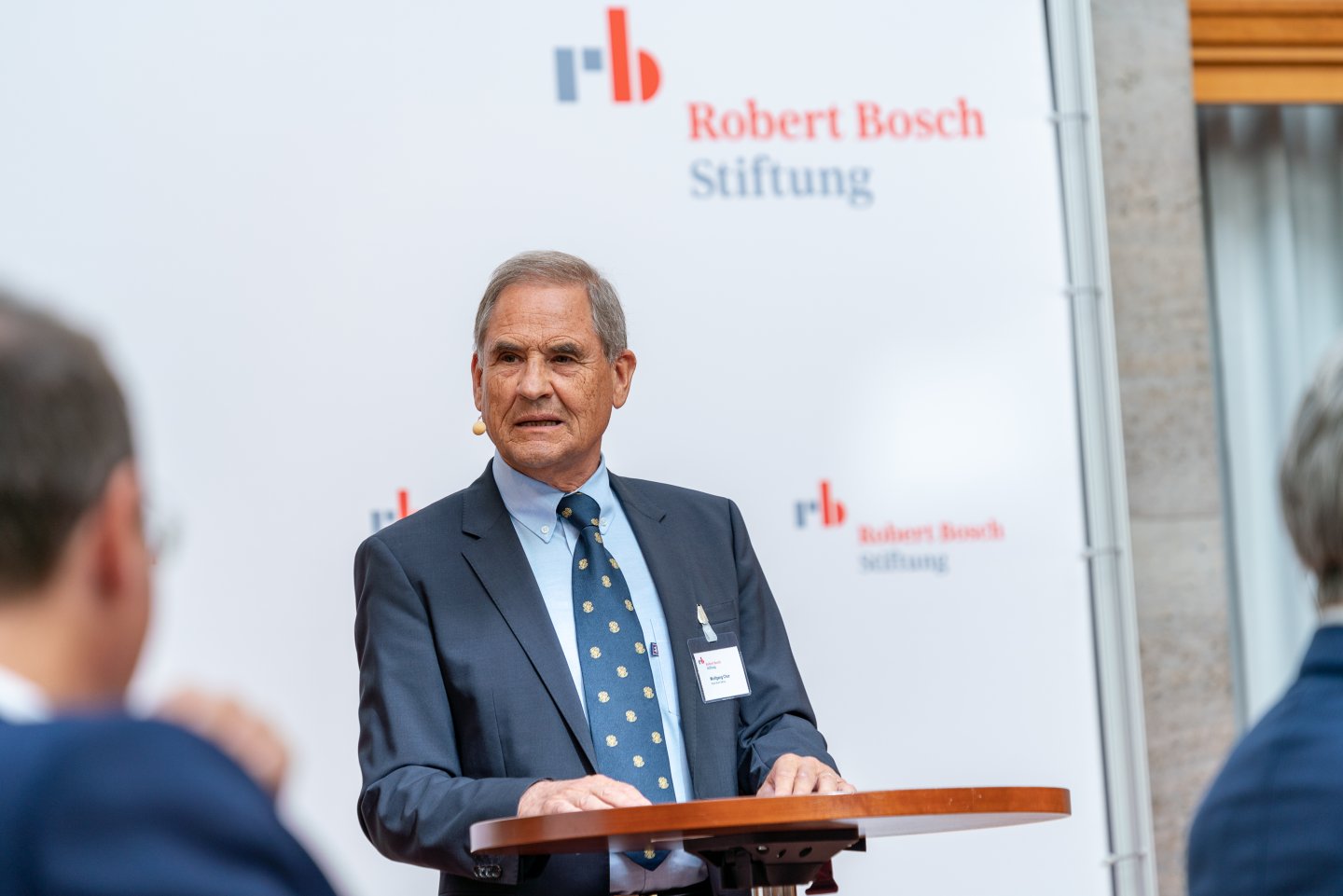 Wolfgang Chur hält die Eröffnungsrede zum ersten Podium