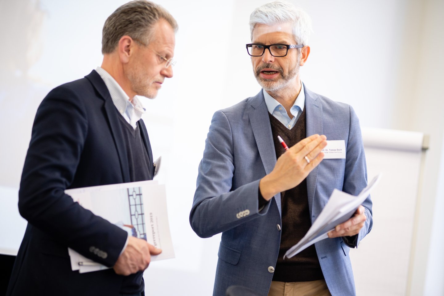 Herr Prof. Esch im Gespräch mit einem weiteren Experten