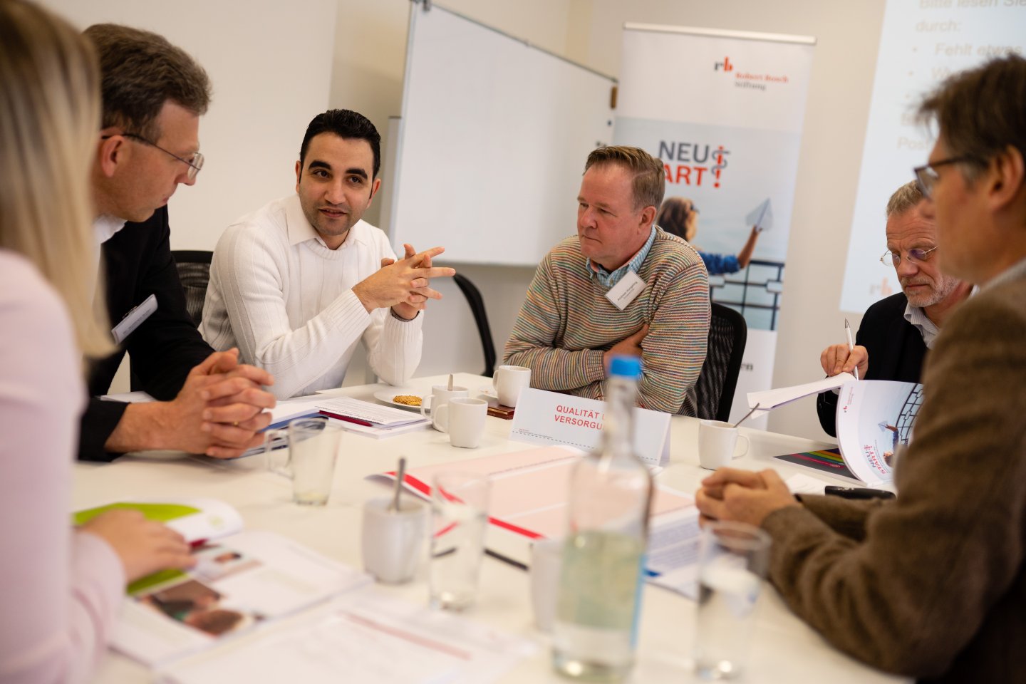 Am Tisch wird diskutiert