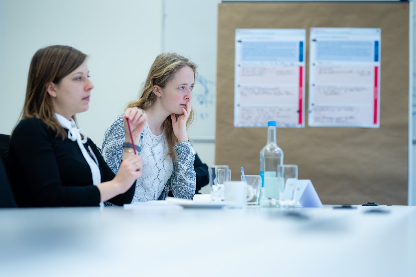 Zwei Bürgerinnen in der Diskussion